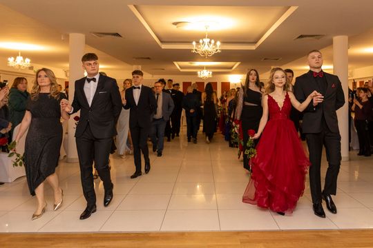 Studniówka 2025 - II Liceum Ogólnokształcące im. C. K. Norwida w Krasnymstawie [GALERIA ZDJĘĆ]