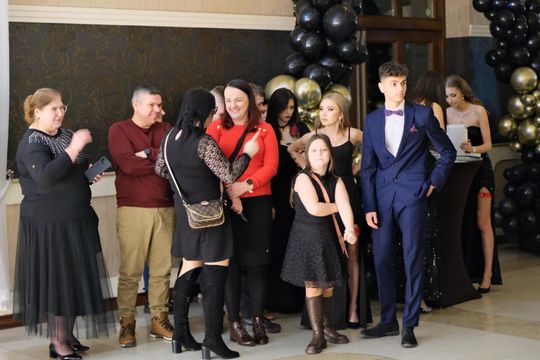 Studniówka 2025 - Zespół Szkół Ekonomicznych i Mundurowych w Chełmie cz. II [GALERIA ZDJĘĆ]