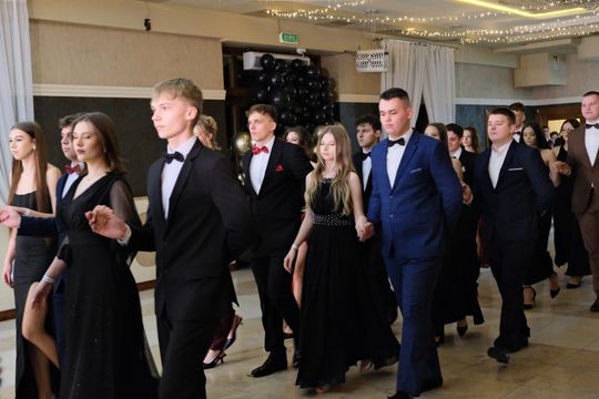 Studniówka 2025 - Zespół Szkół Ekonomicznych i Mundurowych w Chełmie cz. II [GALERIA ZDJĘĆ]