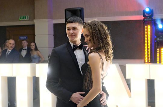 Studniówka 2025 - Zespół Szkół Ekonomicznych i Mundurowych w Chełmie cz. II [GALERIA ZDJĘĆ]