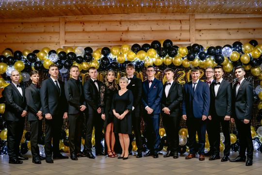 Studniówka 2025 - ZSCKR w Siennicy Różanej [GALERIA ZDJĘĆ]