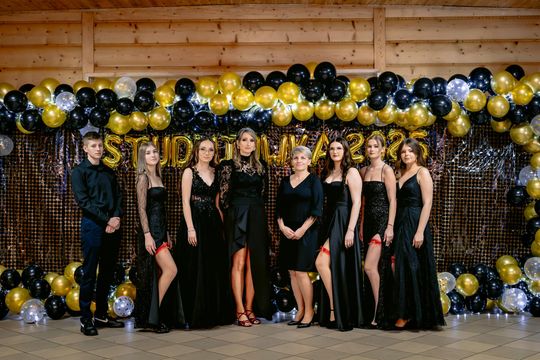 Studniówka 2025 - ZSCKR w Siennicy Różanej [GALERIA ZDJĘĆ]