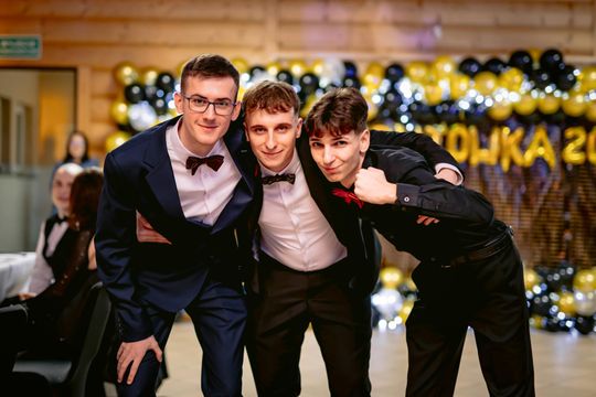 Studniówka 2025 - ZSCKR w Siennicy Różanej [GALERIA ZDJĘĆ]