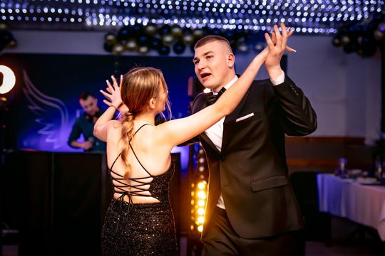 Studniówka 2025 - ZSCKR w Siennicy Różanej [GALERIA ZDJĘĆ]