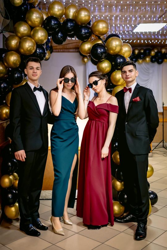 Studniówka 2025 - ZSCKR w Siennicy Różanej [GALERIA ZDJĘĆ]