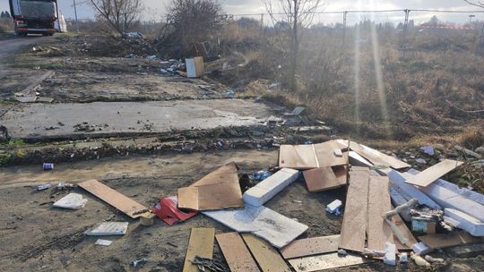 Chełm. Wielkie śmietnisko przy Karłowicza! Prezydent Banaszek zdegustowany... [ZDJĘCIA]