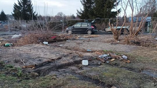 Chełm. Wielkie śmietnisko przy Karłowicza! Prezydent Banaszek zdegustowany... [ZDJĘCIA]