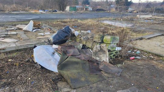 Chełm. Wielkie śmietnisko przy Karłowicza! Prezydent Banaszek zdegustowany... [ZDJĘCIA]