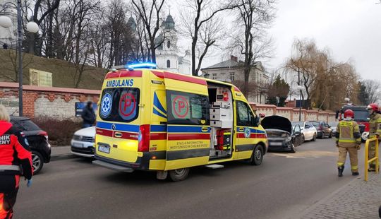 Chełm. Na Lubelskiej zderzyły się osobówki, na Szwoleżerów volvo skosiło latarnię [GALERIA ZDJĘĆ]