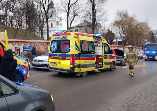 Chełm. Na Lubelskiej zderzyły się osobówki, na Szwoleżerów volvo skosiło latarnię [GALERIA ZDJĘĆ]
