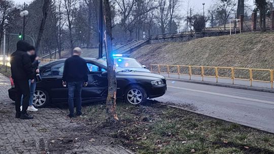 Chełm. Na Lubelskiej zderzyły się osobówki, na Szwoleżerów volvo skosiło latarnię [GALERIA ZDJĘĆ]
