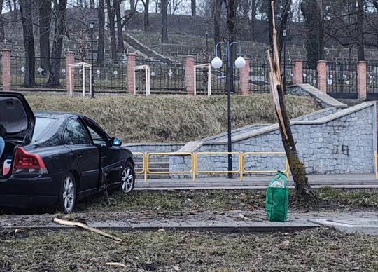 Chełm. Na Lubelskiej zderzyły się osobówki, na Szwoleżerów volvo skosiło latarnię [GALERIA ZDJĘĆ]