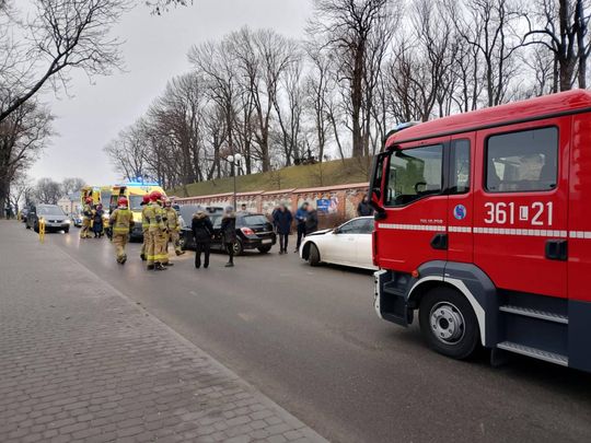 Chełm. Na Lubelskiej zderzyły się osobówki, na Szwoleżerów volvo skosiło latarnię [GALERIA ZDJĘĆ]