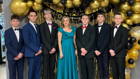 Chełm. Bal ósmoklasistów ze Szkoły Podstawowej nr 1 w Chełmie [GALERIA ZDJĘĆ]