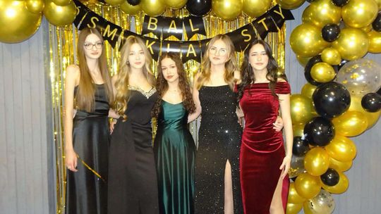 Chełm. Bal ósmoklasistów ze Szkoły Podstawowej nr 1 w Chełmie [GALERIA ZDJĘĆ]