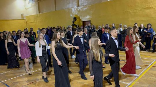 Chełm. Bal ósmoklasistów ze Szkoły Podstawowej nr 1 w Chełmie [GALERIA ZDJĘĆ]