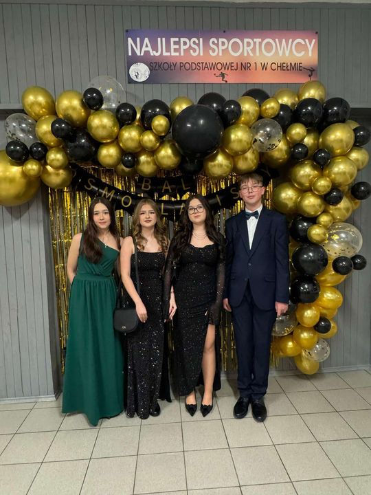 Chełm. Bal ósmoklasistów ze Szkoły Podstawowej nr 1 w Chełmie [GALERIA ZDJĘĆ]