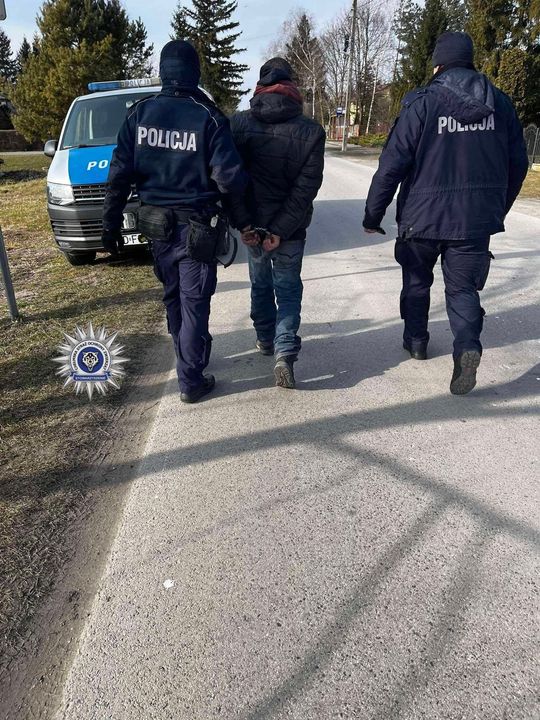 Pow. chełmski. 42-latek uśmiercił swojego kota siekierą. Odciął mu głowę, łapkę i ogonek... [GALERIA ZDJĘĆ]