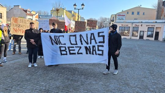 Chełm. Protest przeciw zmianom w chełmskiej oświacie [GALERIA ZDJĘĆ]