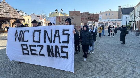 Chełm. Protest przeciw zmianom w chełmskiej oświacie [GALERIA ZDJĘĆ]