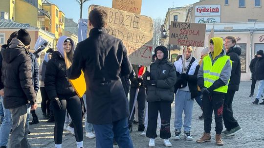 Chełm. Protest przeciw zmianom w chełmskiej oświacie [GALERIA ZDJĘĆ]