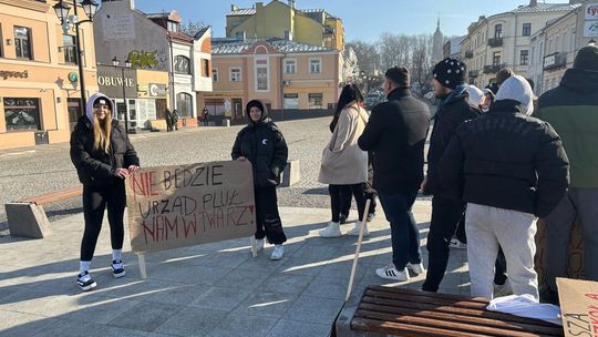 Chełm. Protest przeciw zmianom w chełmskiej oświacie [GALERIA ZDJĘĆ]