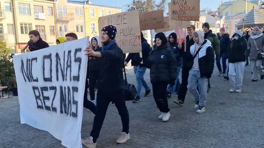 Chełm. Protest przeciwko zmianom w chełmskiej oświacie [GALERIA ZDJĘĆ]