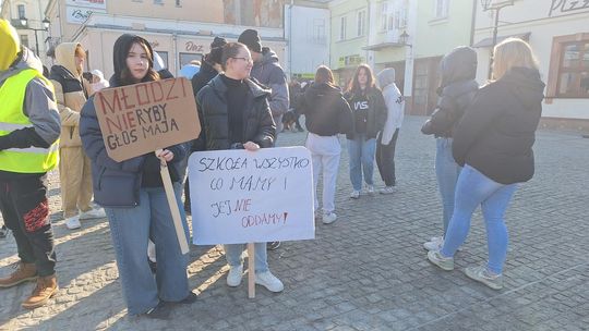 Chełm. Protest przeciw zmianom w chełmskiej oświacie [GALERIA ZDJĘĆ]