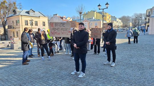 Chełm. Protest przeciw zmianom w chełmskiej oświacie [GALERIA ZDJĘĆ]