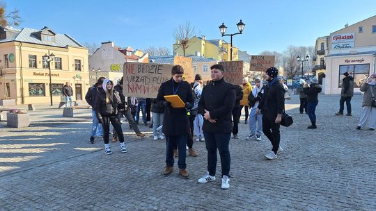 Chełm. Protest przeciw zmianom w chełmskiej oświacie [GALERIA ZDJĘĆ]