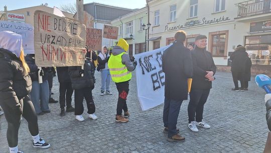 Chełm. Protest przeciw zmianom w chełmskiej oświacie [GALERIA ZDJĘĆ]