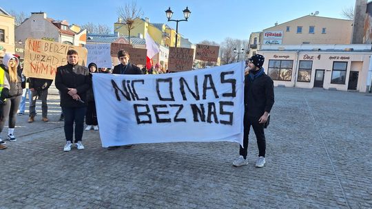 Chełm. Protest przeciw zmianom w chełmskiej oświacie [GALERIA ZDJĘĆ]