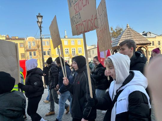 Chełm. Protest przeciw zmianom w chełmskiej oświacie [GALERIA ZDJĘĆ]