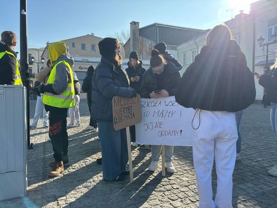 Chełm. Protest przeciw zmianom w chełmskiej oświacie [GALERIA ZDJĘĆ]