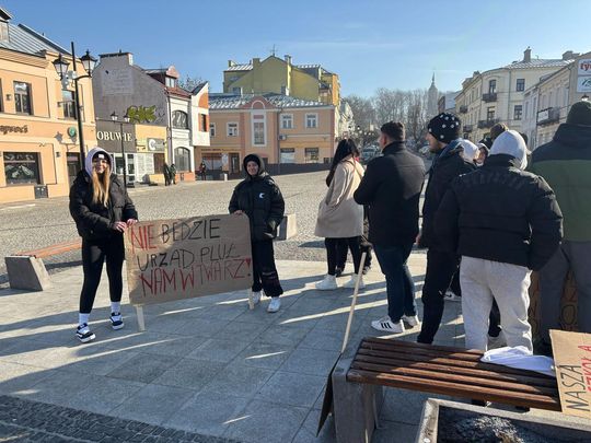 Chełm. Protest przeciw zmianom w chełmskiej oświacie [GALERIA ZDJĘĆ]