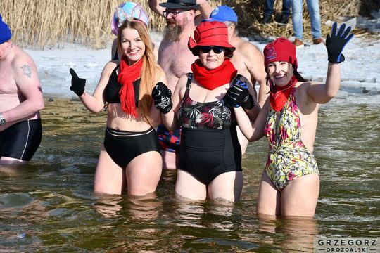 Wielkie walentynkowe morsowanie w Tuligłowach [GALERIA ZDJĘĆ]