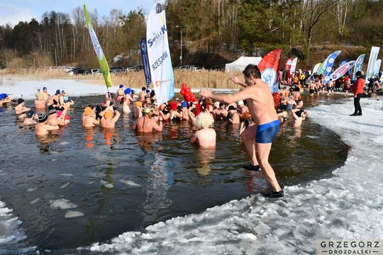 Wielkie walentynkowe morsowanie w Tuligłowach [GALERIA ZDJĘĆ]