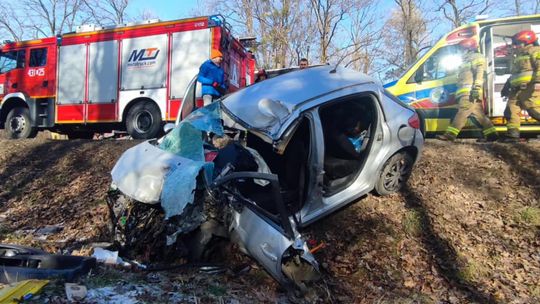 Czołówka osobówki z ciężarówką na krajowej 17. Kobieta zabrana LPR do szpitala [ZDJĘCIA]