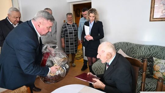 Setne urodziny pana Bolesława. Wyjątkowy jubileusz mieszkańca gminy Żółkiewka [ZDJĘCIA]