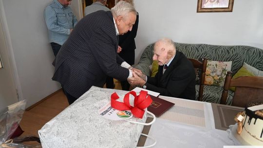 Setne urodziny pana Bolesława. Wyjątkowy jubileusz mieszkańca gminy Żółkiewka [ZDJĘCIA]