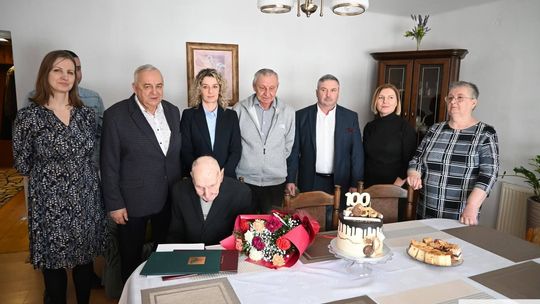 Setne urodziny pana Bolesława. Wyjątkowy jubileusz mieszkańca gminy Żółkiewka [ZDJĘCIA]