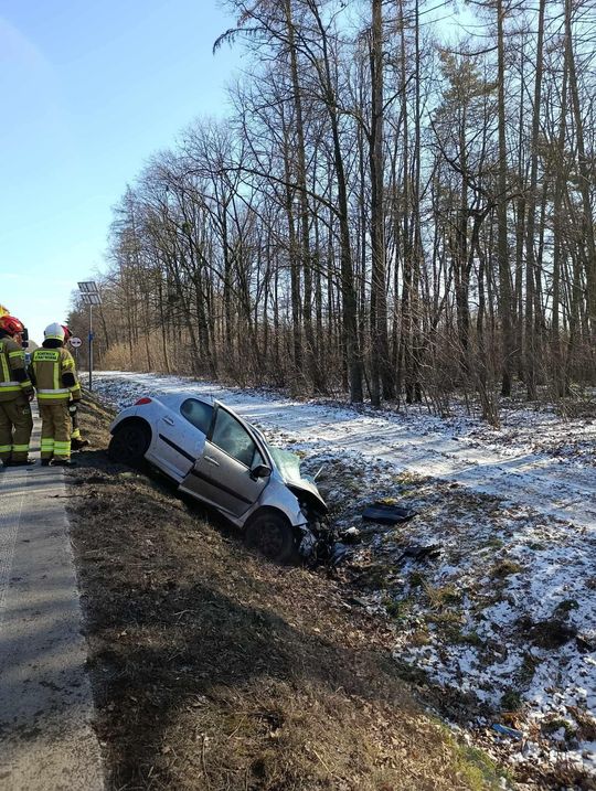 Czołówka osobówki z samochodem ciężarowym w Łopienniku Nadrzecznym [ZDJĘCIA]