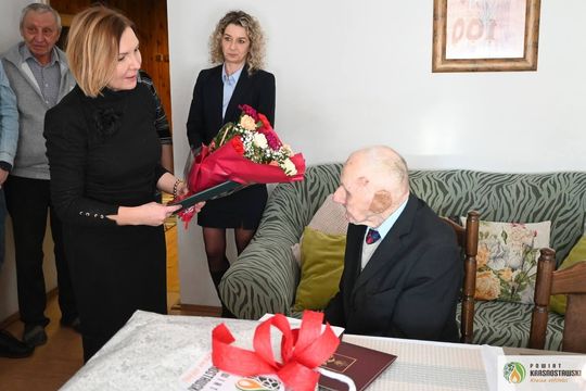 Setne urodziny pana Bolesława. Wyjątkowy jubileusz mieszkańca gminy Żółkiewka [ZDJĘCIA]