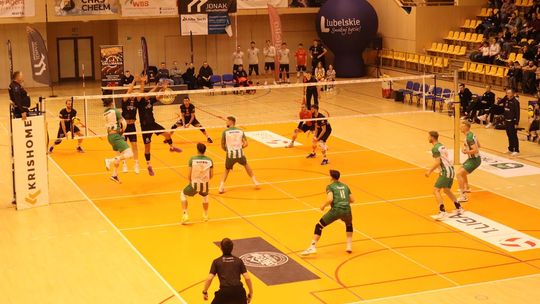 Przerwali passę lidera. Niepokonany dotąd ChKS Chełm uległ KKS-owi Mickiewicz Kluczbork [ZDJĘCIA]