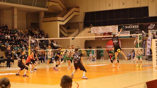 Przerwali passę lidera. Niepokonany dotąd ChKS Chełm uległ KKS-owi Mickiewicz Kluczbork [ZDJĘCIA]