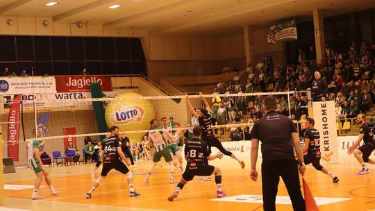 Przerwali passę lidera. Niepokonany dotąd ChKS Chełm uległ KKS-owi Mickiewicz Kluczbork [ZDJĘCIA]