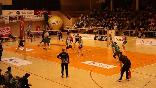 Przerwali passę lidera. Niepokonany dotąd ChKS Chełm uległ KKS-owi Mickiewicz Kluczbork [ZDJĘCIA]