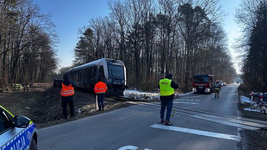 Gm. Izbica. Zderzenie busa z szynobusem w Wale. Jedna osoba trafiła do szpitala [ZDJĘCIA]
