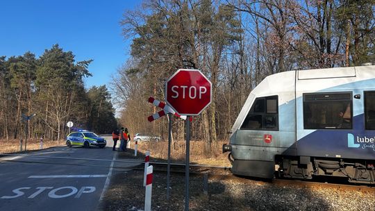 Gm. Izbica. Zderzenie busa z szynobusem w Wale. Jedna osoba trafiła do szpitala [ZDJĘCIA]