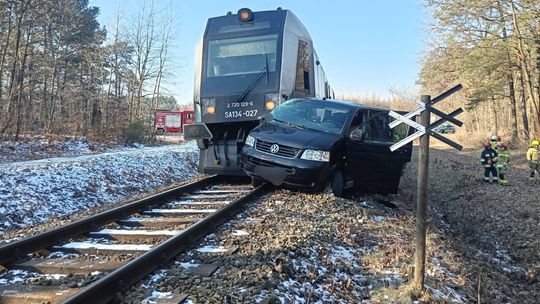 Gm. Izbica. Zderzenie busa z szynobusem w Wale. Jedna osoba trafiła do szpitala [ZDJĘCIA]